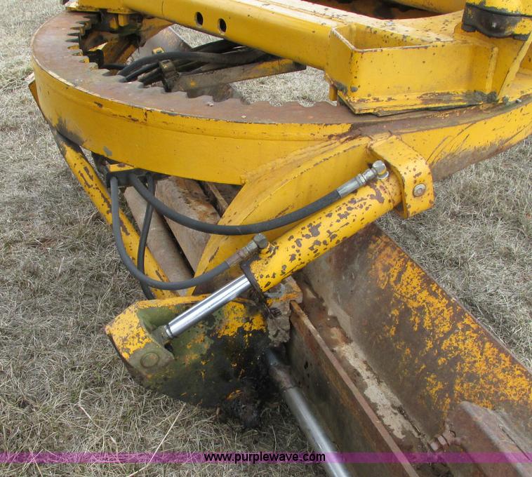 image for item E5061 1975 John Deere 570A motor grader