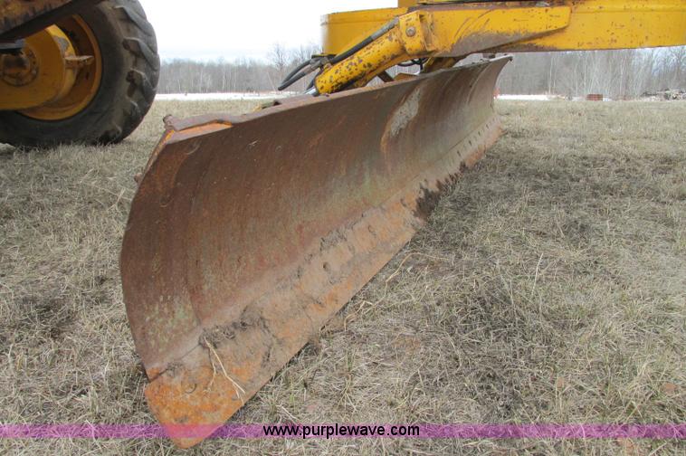 image for item E5061 1975 John Deere 570A motor grader