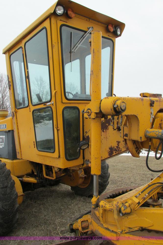 image for item E5061 1975 John Deere 570A motor grader