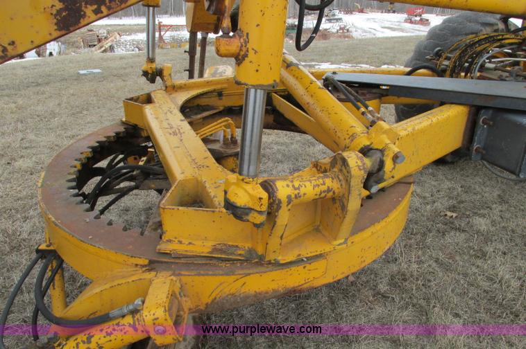 image for item E5061 1975 John Deere 570A motor grader