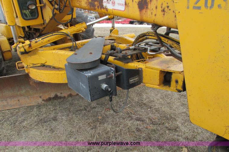 image for item E5061 1975 John Deere 570A motor grader