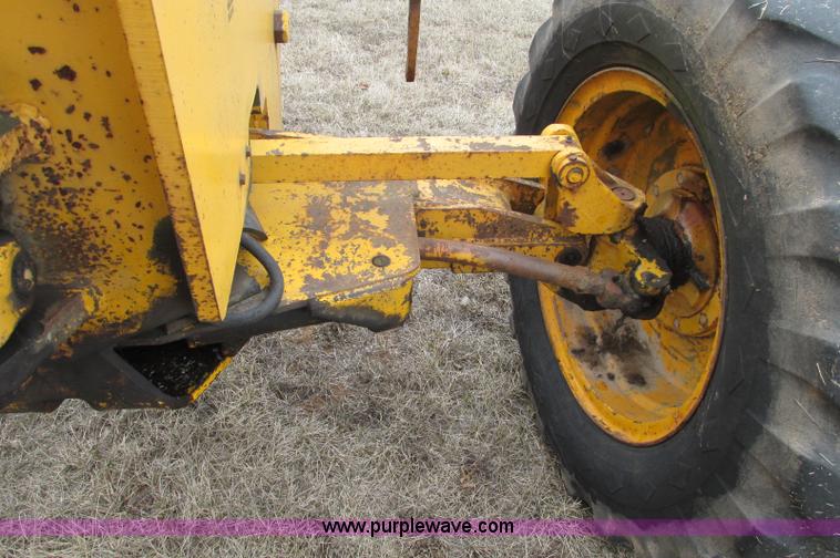 image for item E5061 1975 John Deere 570A motor grader