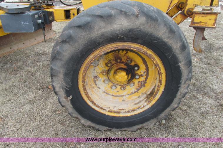 image for item E5061 1975 John Deere 570A motor grader