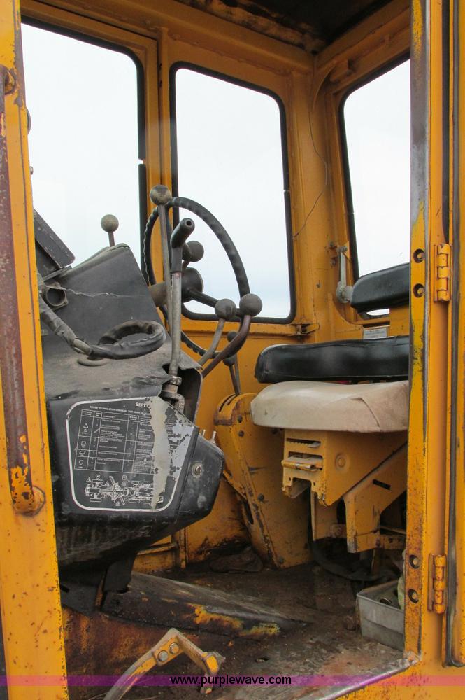 image for item E5061 1975 John Deere 570A motor grader