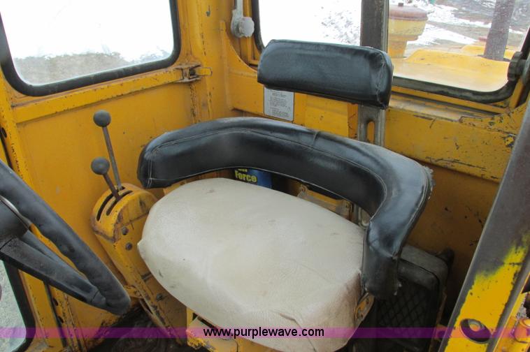 image for item E5061 1975 John Deere 570A motor grader