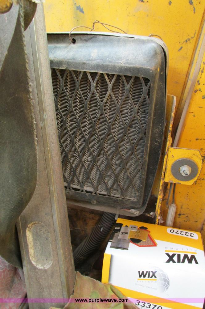 image for item E5061 1975 John Deere 570A motor grader