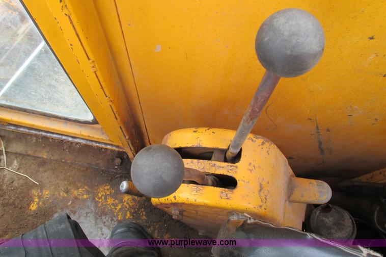 image for item E5061 1975 John Deere 570A motor grader