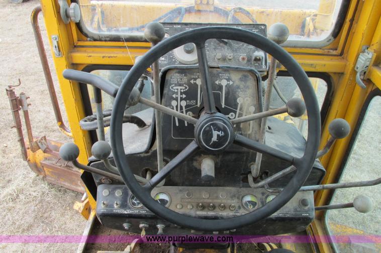image for item E5061 1975 John Deere 570A motor grader