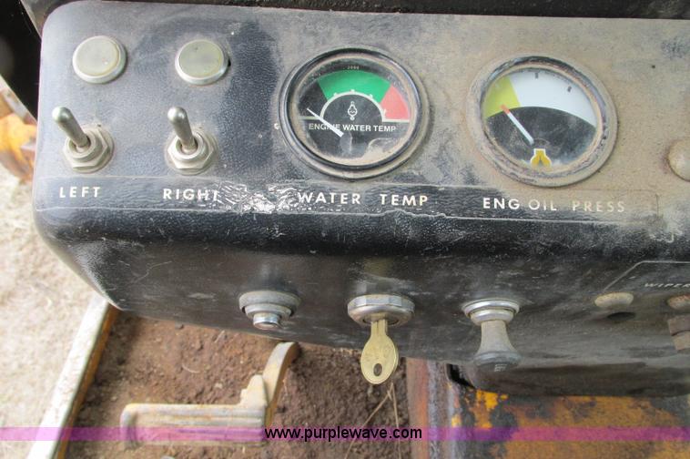 image for item E5061 1975 John Deere 570A motor grader