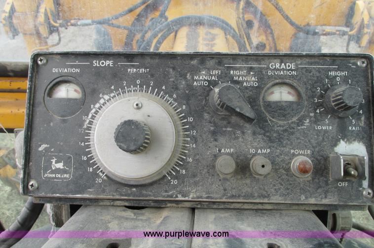 image for item E5061 1975 John Deere 570A motor grader