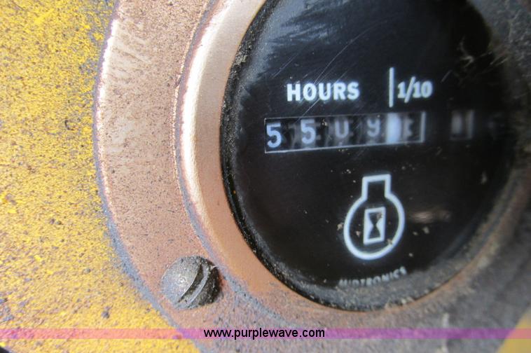 image for item E5061 1975 John Deere 570A motor grader