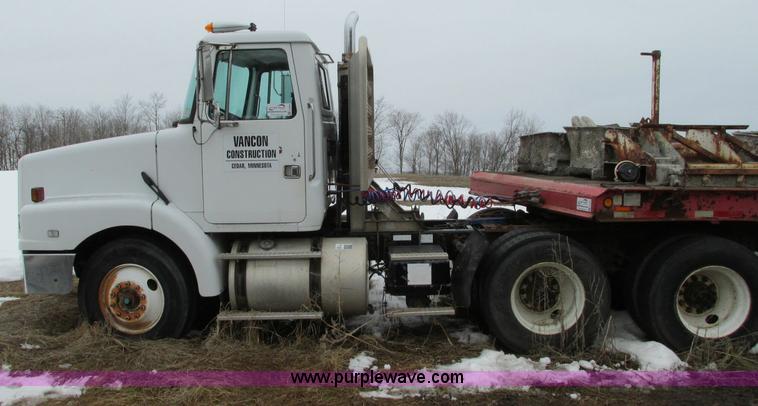 image for item E5064 1994 Volvo WG semi truck