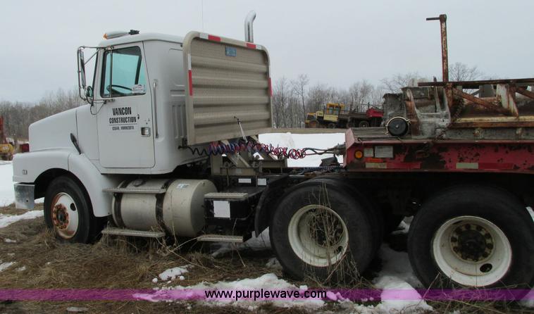 image for item E5064 1994 Volvo WG semi truck