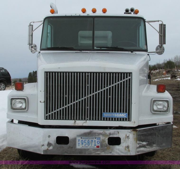 image for item E5064 1994 Volvo WG semi truck