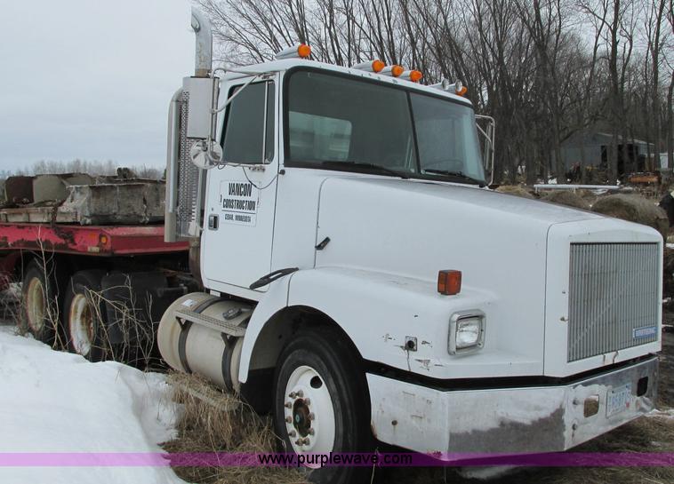 image for item E5064 1994 Volvo WG semi truck