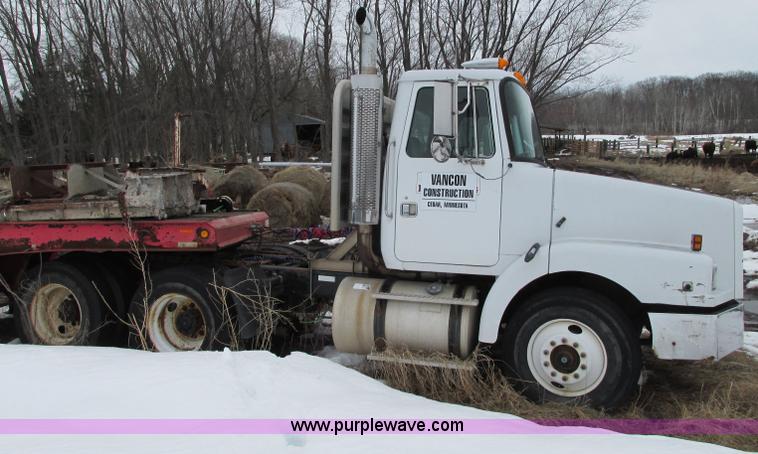 image for item E5064 1994 Volvo WG semi truck