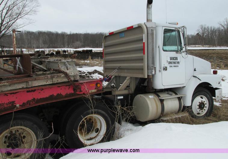 image for item E5064 1994 Volvo WG semi truck