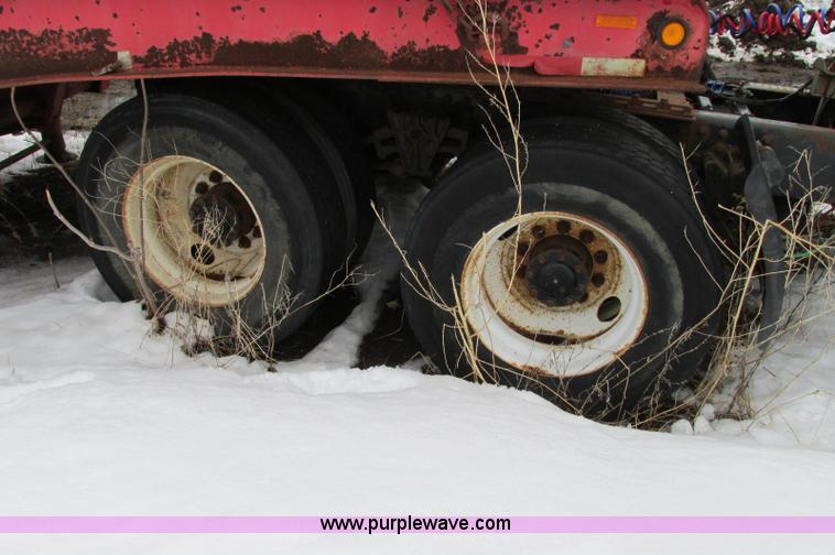 image for item E5064 1994 Volvo WG semi truck