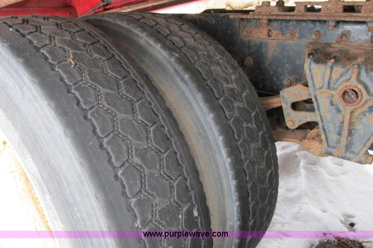 image for item E5064 1994 Volvo WG semi truck