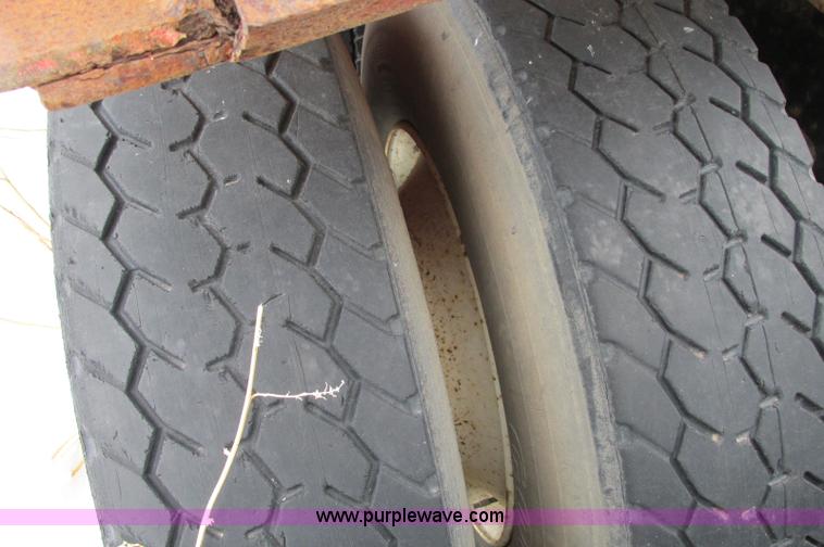 image for item E5064 1994 Volvo WG semi truck