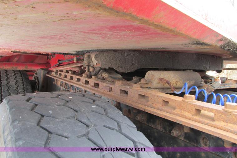 image for item E5064 1994 Volvo WG semi truck