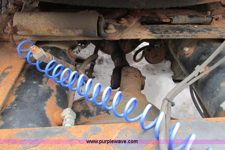 image for item E5064 1994 Volvo WG semi truck