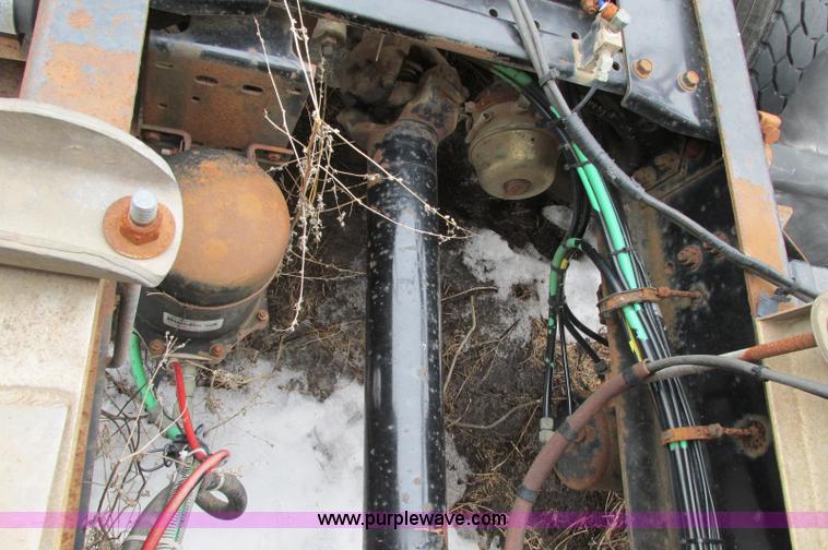 image for item E5064 1994 Volvo WG semi truck