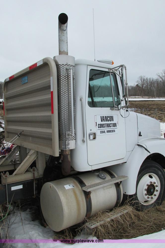 image for item E5064 1994 Volvo WG semi truck