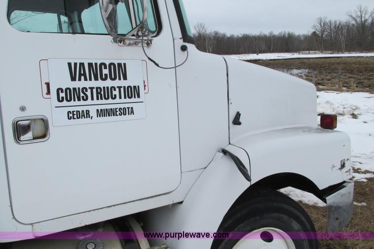 image for item E5064 1994 Volvo WG semi truck