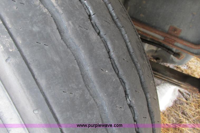 image for item E5064 1994 Volvo WG semi truck