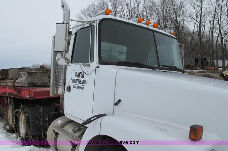 image for item E5064 1994 Volvo WG semi truck