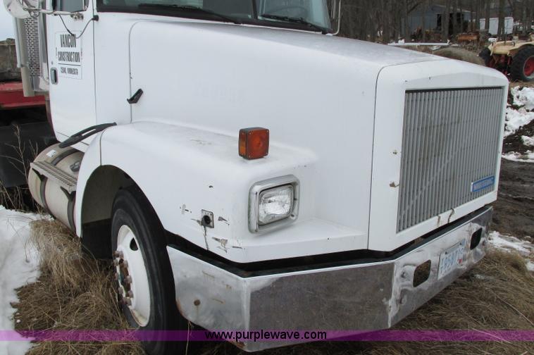 image for item E5064 1994 Volvo WG semi truck