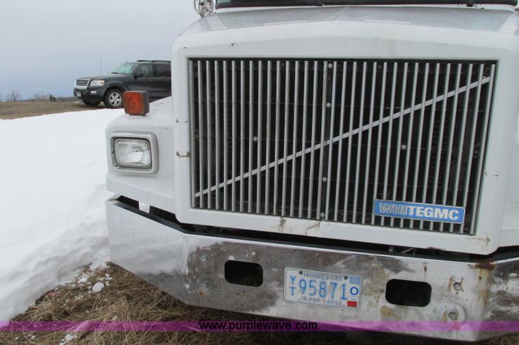 image for item E5064 1994 Volvo WG semi truck