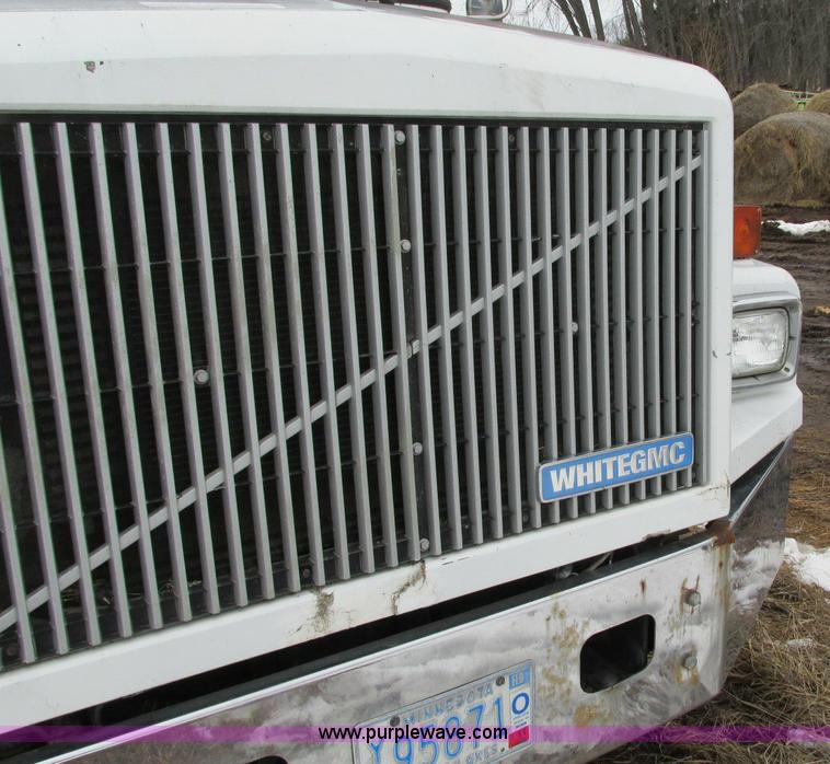 image for item E5064 1994 Volvo WG semi truck