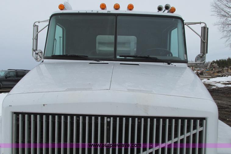 image for item E5064 1994 Volvo WG semi truck