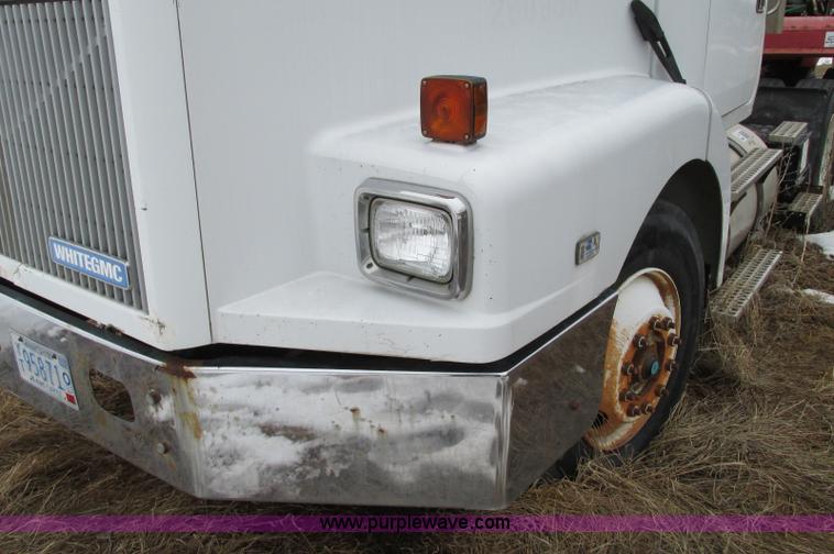 image for item E5064 1994 Volvo WG semi truck