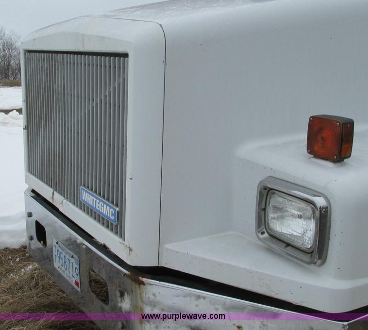 image for item E5064 1994 Volvo WG semi truck