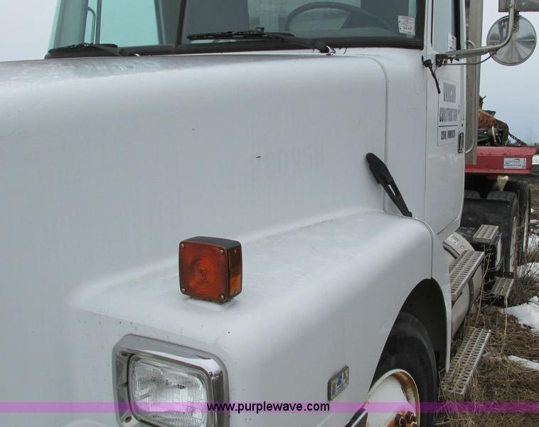 image for item E5064 1994 Volvo WG semi truck