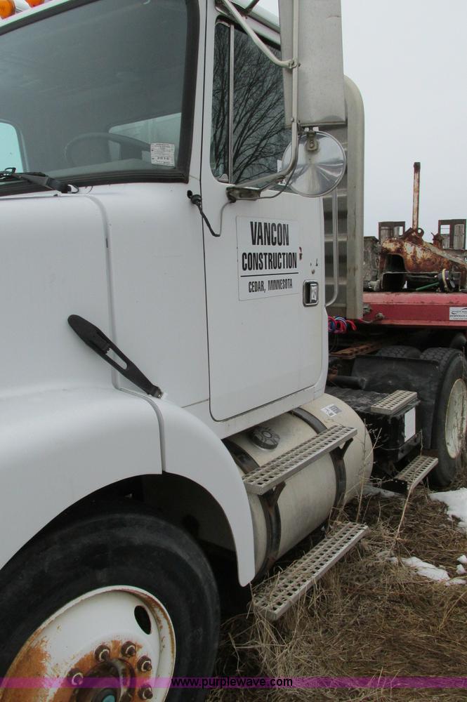 image for item E5064 1994 Volvo WG semi truck