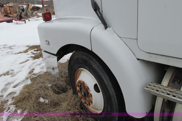 image for item E5064 1994 Volvo WG semi truck