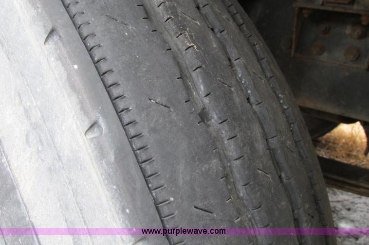 image for item E5064 1994 Volvo WG semi truck