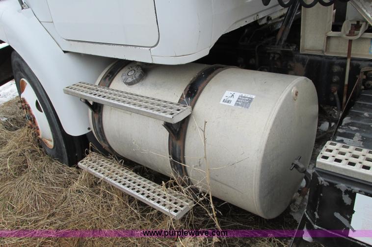 image for item E5064 1994 Volvo WG semi truck