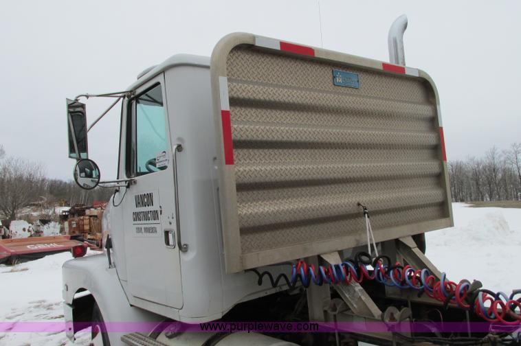 image for item E5064 1994 Volvo WG semi truck