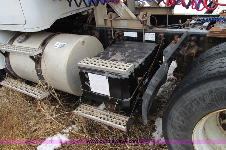 image for item E5064 1994 Volvo WG semi truck