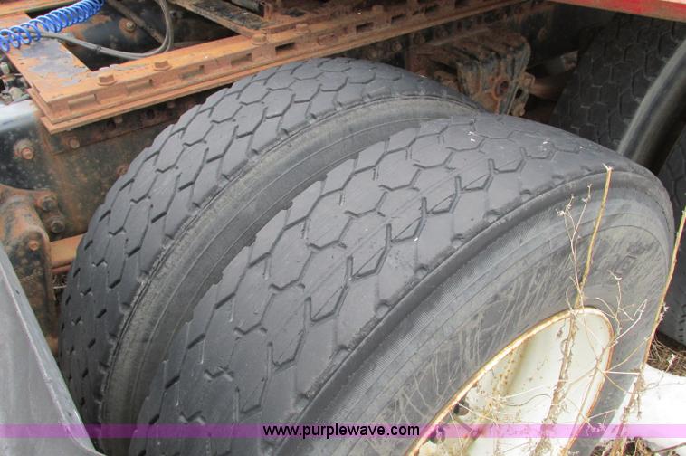 image for item E5064 1994 Volvo WG semi truck