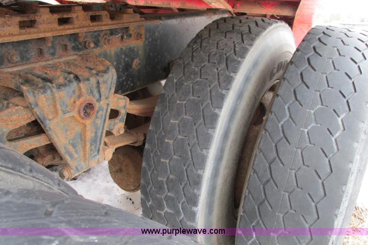 image for item E5064 1994 Volvo WG semi truck