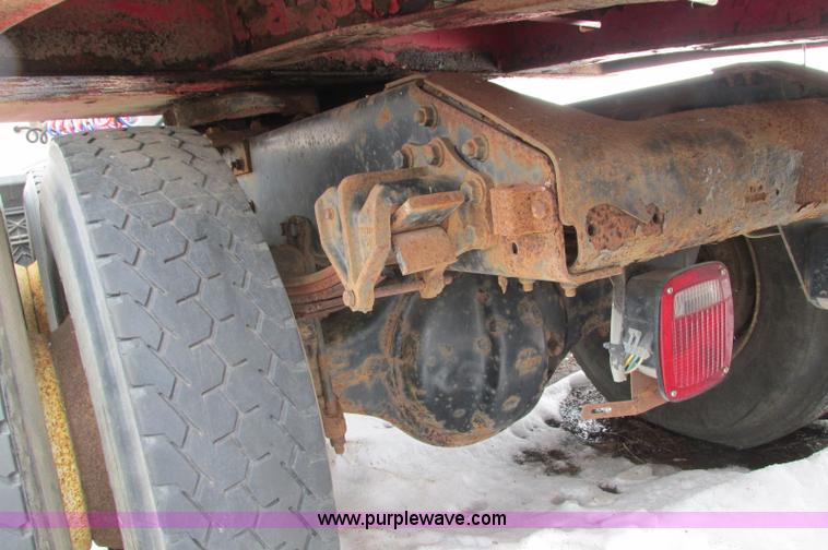 image for item E5064 1994 Volvo WG semi truck