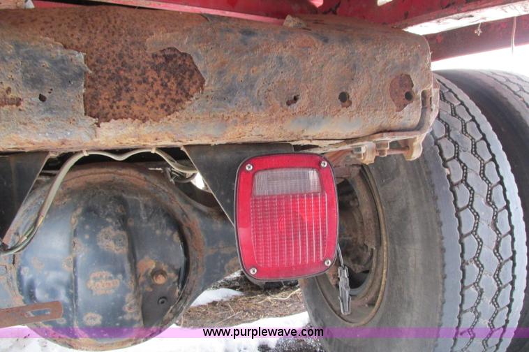 image for item E5064 1994 Volvo WG semi truck