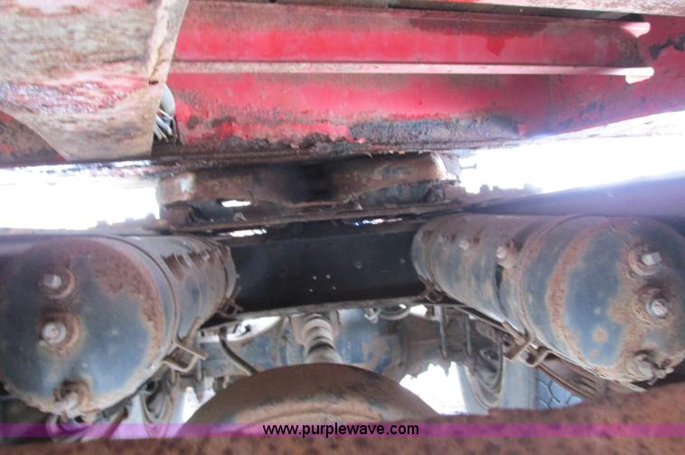 image for item E5064 1994 Volvo WG semi truck