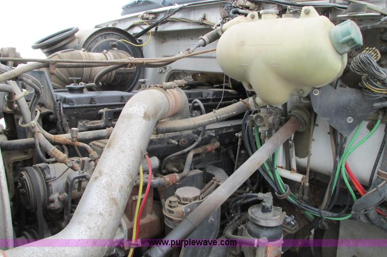 image for item E5064 1994 Volvo WG semi truck